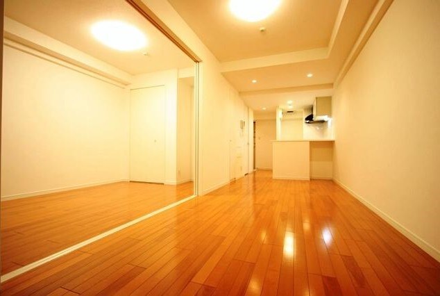 物件内観写真3　(広々オシャレな室内。)