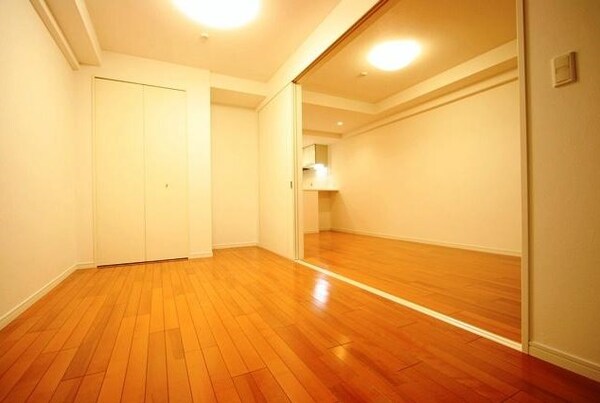 寝室(9.3帖のリビングに6.0帖の洋室)