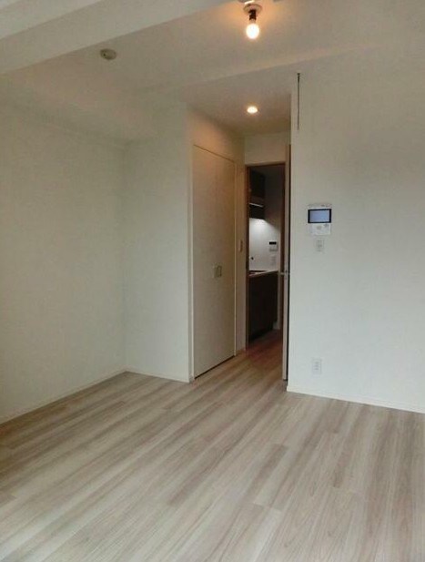 物件内観写真4　(6.5帖のきれいな洋室。)