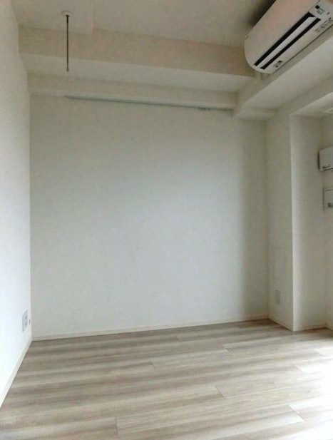 物件内観写真10　(明るい洋室。)