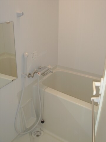 物件内観写真4　(浴室乾燥機付きバス。)