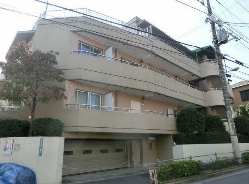 物件外観写真1　(鉄筋コンクリート造のガッチリとした外観。)