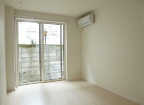 居室(明るい洋室！)