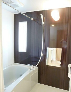 物件内観写真4　(追い焚き機能、浴室乾燥機付きバス。)