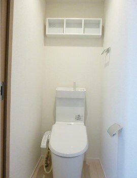 物件内観写真5　(温水洗浄便座。)