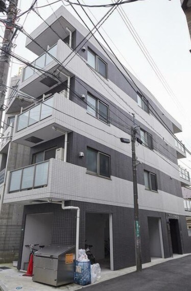 物件外観写真1　(鉄筋コンクリート造のがっちりとした建物。)