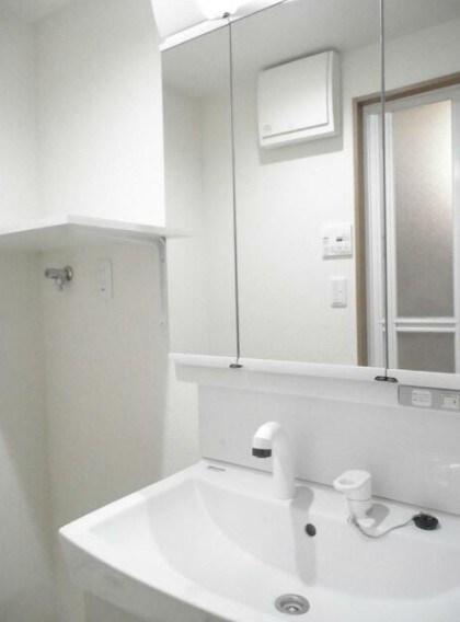 物件内観写真7　(嬉しい独立洗面台付き。)