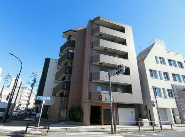 物件外観写真1　(鉄筋コンクリート造のがっちりとした建物。)