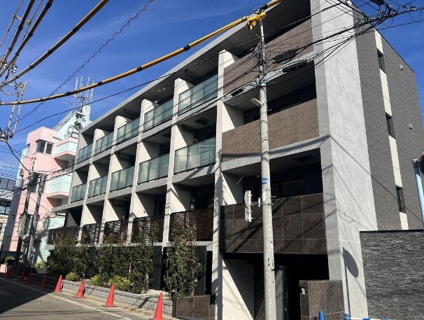 物件外観写真1　(鉄筋コンクリート造のがっちりとした建物。)