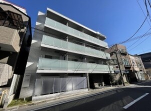 物件外観写真1　(鉄筋コンクリート造のがっちりとした建物。)