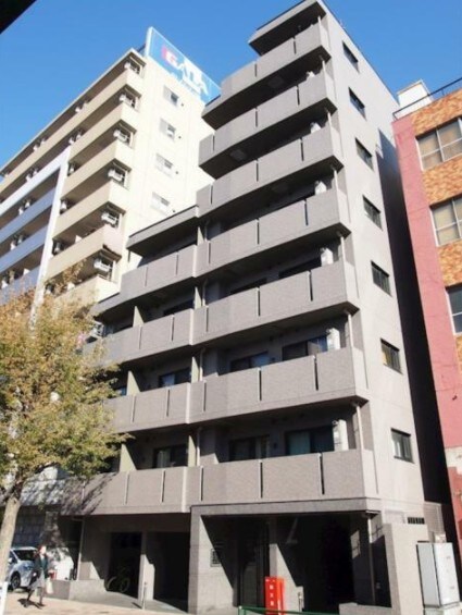 物件外観写真1　(鉄筋コンクリート造のがっちりとした建物。)