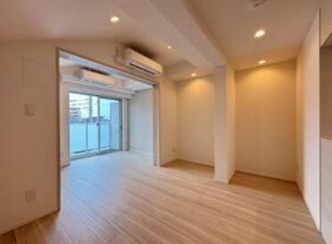 物件内観写真2　(明るい洋室！)