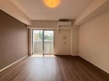 物件内観写真2　(明るい洋室！)