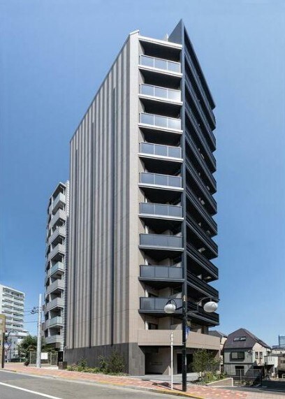 物件外観写真1　(鉄筋コンクリート造のがっちりとした建物。)