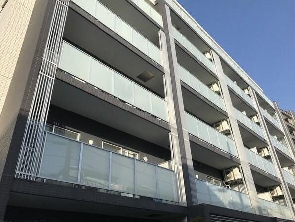 物件外観写真1　(鉄筋コンクリート造のがっちりとした建物。)