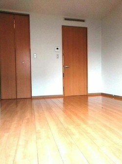 物件内観写真2　(8.3帖のきれいな洋室。)