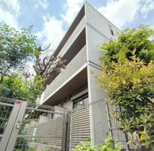 物件外観写真1　(鉄筋コンクリート造のがっちりとした建物。)