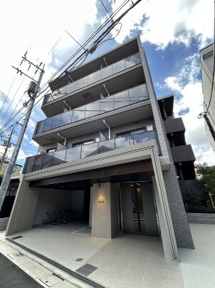 物件外観写真1　(鉄筋コンクリート造のがっちりとした建物。)