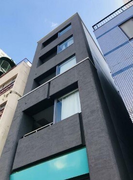 物件外観写真1　(鉄筋コンクリート造のがっちりとした建物。)
