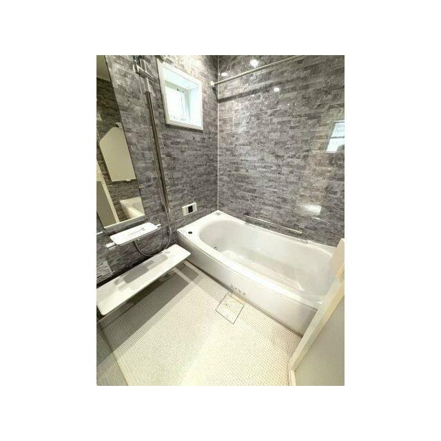 物件内観写真4　(追い焚き機能、浴室乾燥機付きバス。)