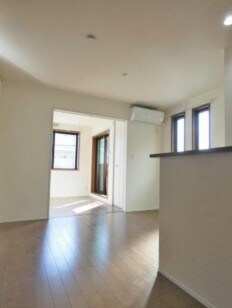 物件内観写真2　(明るい洋室！)