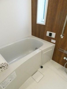 物件内観写真4　(追い焚き機能、浴室乾燥機付きバス。)