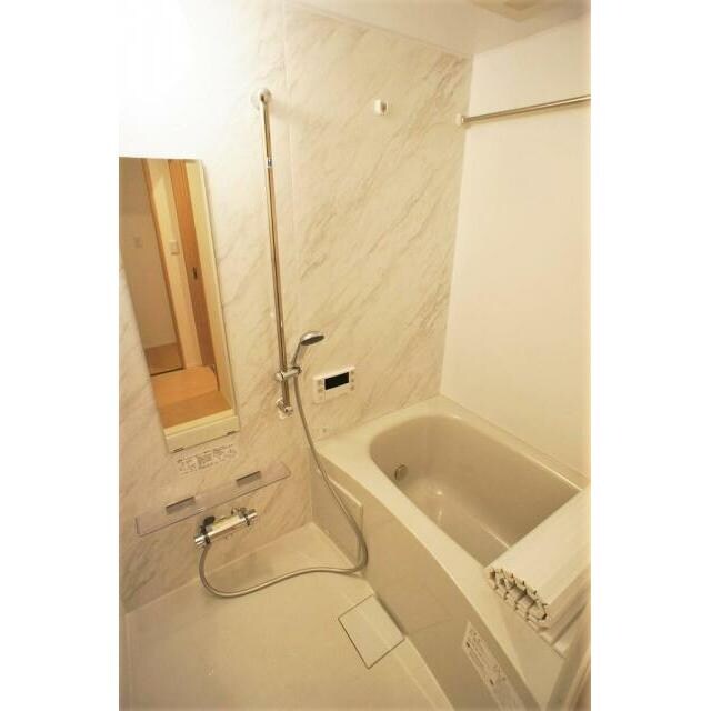 物件内観写真5　(追い焚き機能、浴室乾燥機付きバス。)