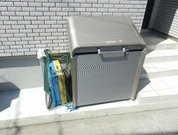 物件内観写真5　(敷地内ごみ置き場。)