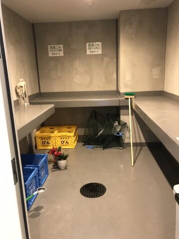 物件内観写真13　(敷地内ゴミ置場。)