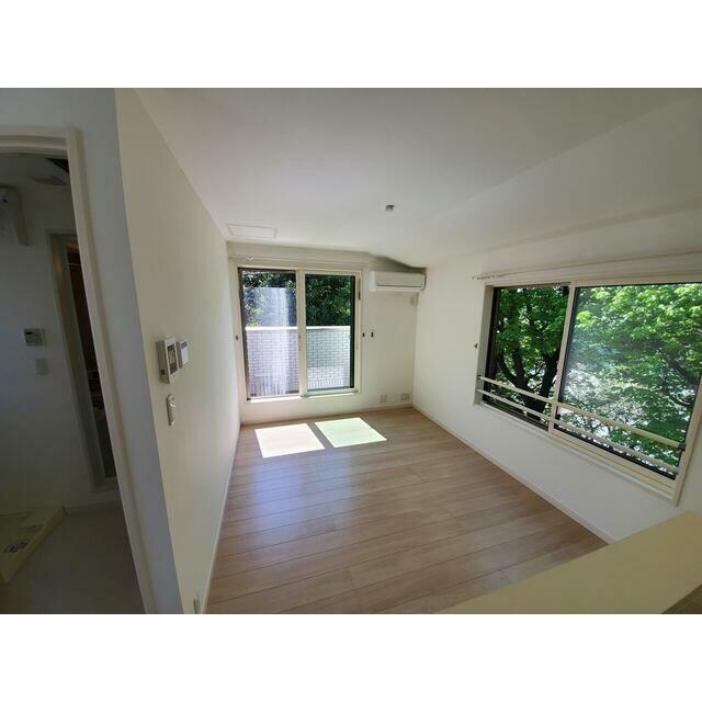 物件内観写真8　(きれいなフローリング。)