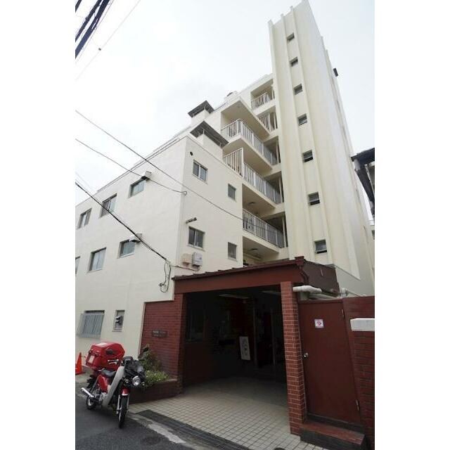 物件外観写真1　(落ち着いた雰囲気。鉄筋コンクリート造のがっちりとした建物。)