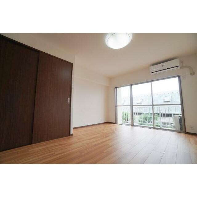 物件内観写真3　(8.2帖のきれいな洋室。)