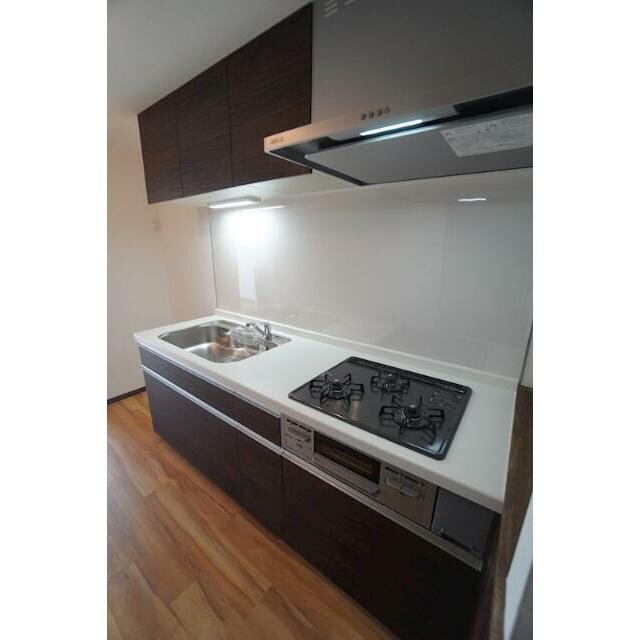 物件内観写真4　(グリル付き３口コンロ。)