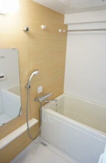 物件内観写真5　(追い焚き機能、浴室乾燥機付きバス。)