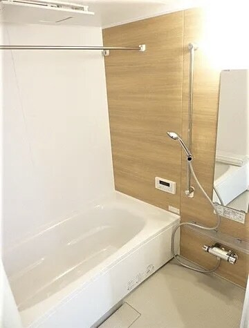 物件内観写真4　(追い焚き機能、浴室乾燥機付きバス。)