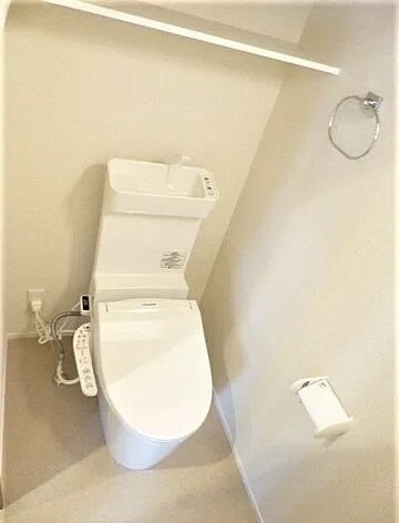 物件内観写真5　(温水洗浄便座。)