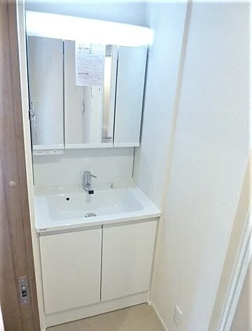 物件内観写真6　(嬉しい独立洗面台付き。)