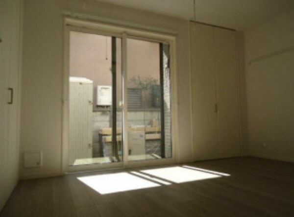 居室(明るい洋室！)