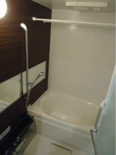 物件内観写真5　(追い焚き機能、浴室乾燥機付きバス。)