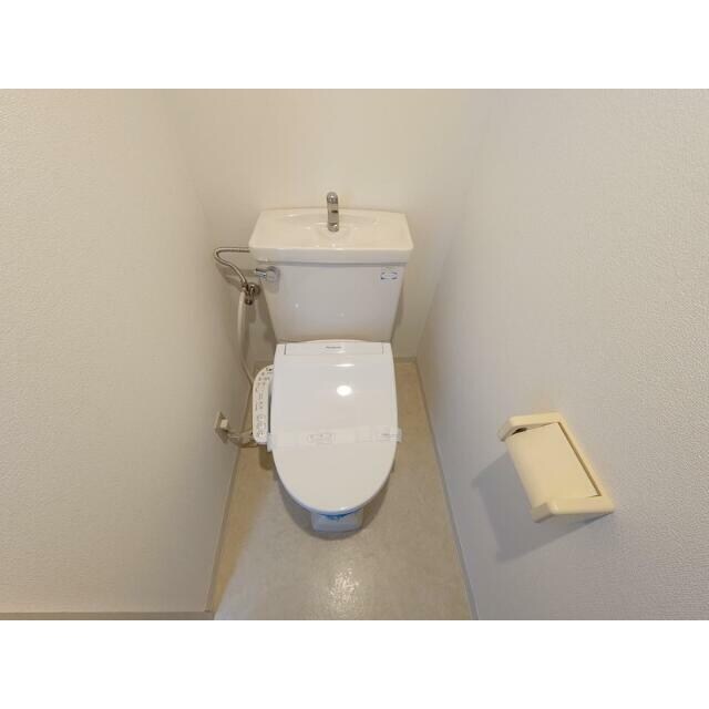 物件内観写真5　(温水洗浄便座。)