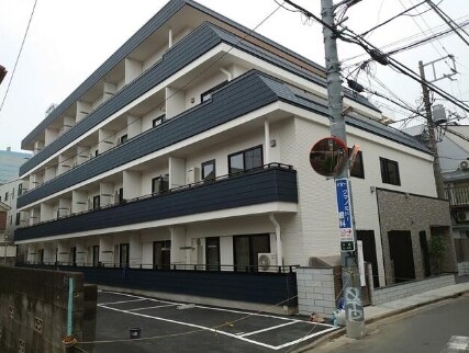 物件外観写真1　(鉄筋コンクリート造のがっちりとした建物。)