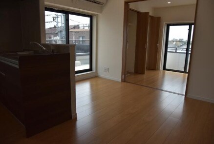 物件内観写真2　(明るい洋室！)