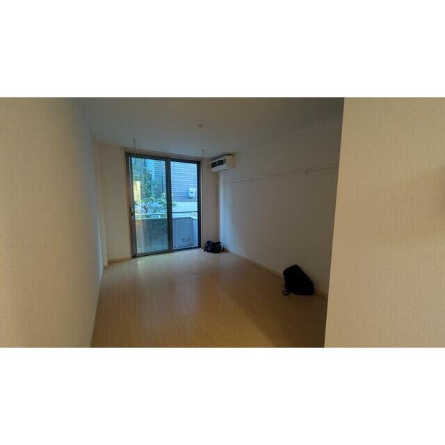 物件内観写真2　(8.2帖のきれいな洋室。)