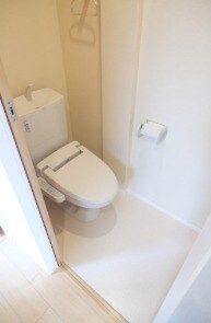 物件内観写真5　(温水洗浄便座。)