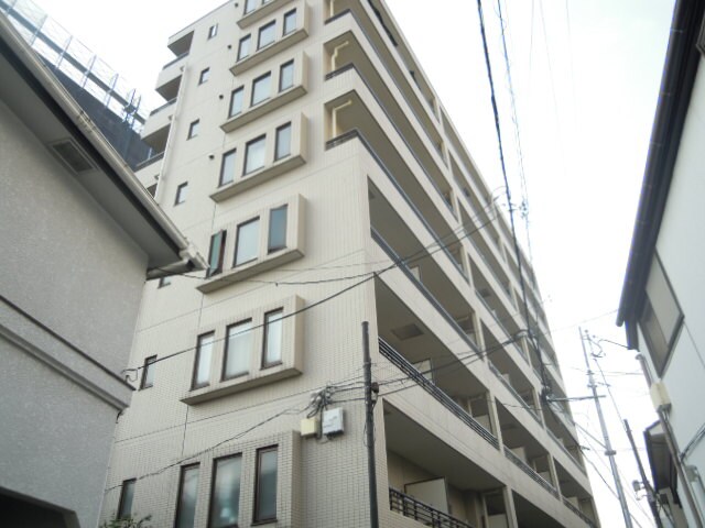 物件外観写真1　(鉄筋コンクリート構造のがっちりとした造り。)