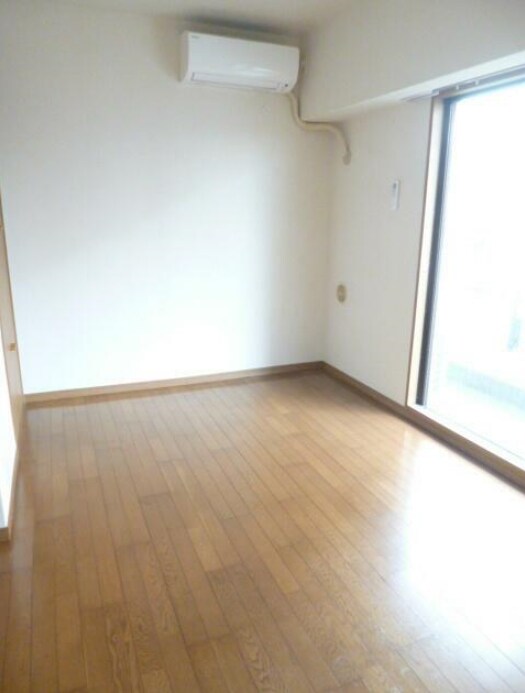 物件内観写真6　(6.5帖の洋室。)