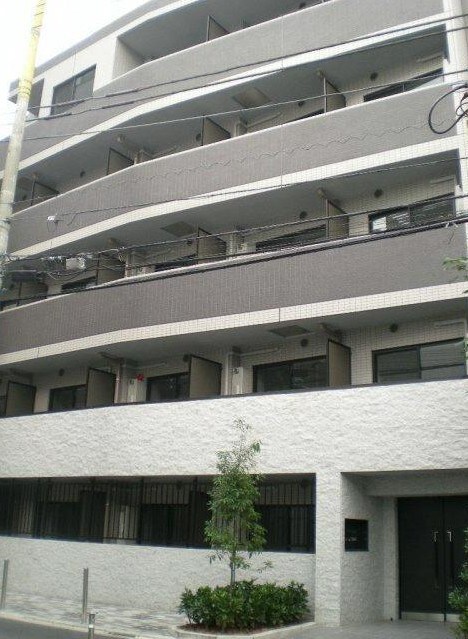 物件外観写真1　(鉄筋コンクリート造のがっちりとした建物。)