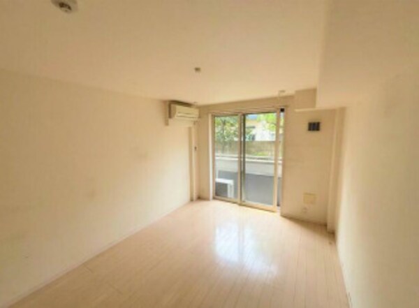 居室(明るい洋室！)