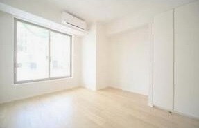 物件内観写真3　(6.9帖のきれいな洋室。)