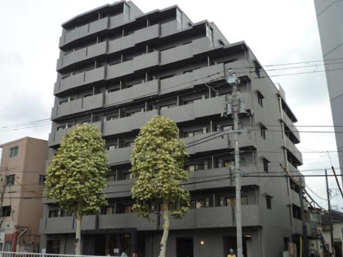 物件外観写真1　(鉄筋コンクリート造のがっちりとした建物。)